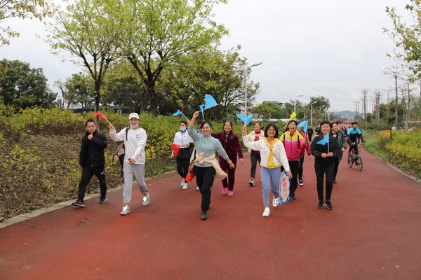 徒步2.jpg 徒步2.jpg